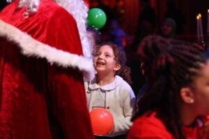 Petite fille devant le père Noël, la magie de Noël 2025 à l'Orphelinat de la RATP