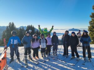 Les enfants de l'Orphelinat de la RATP au ski en vacances d'hiver 2025 à Morillon.