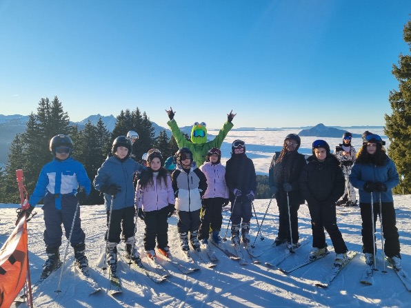 Les enfants de l'Orphelinat de la RATP au ski en vacances d'hiver 2025 à Morillon.